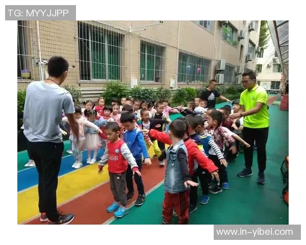 小猴小兔快乐踢足球友谊赛场上欢声笑语不断