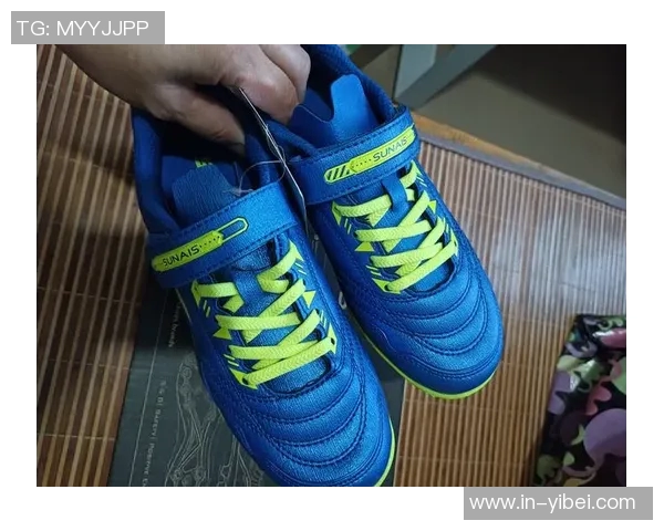 足球鞋小男的梦想之旅从绿茵场到世界舞台的成长故事